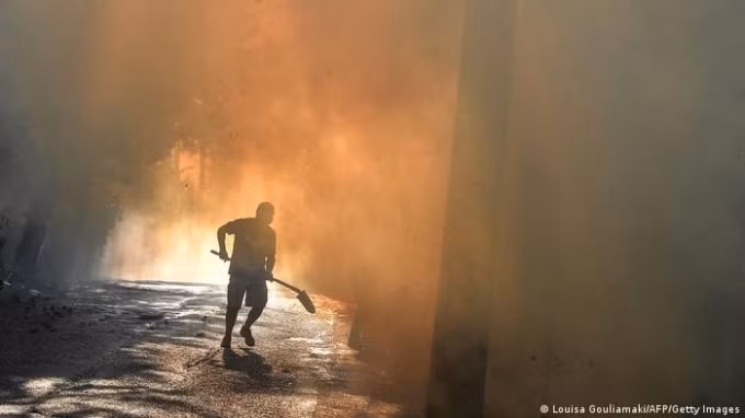 Khói do cháy rừng ở Athens. Ảnh: AFP