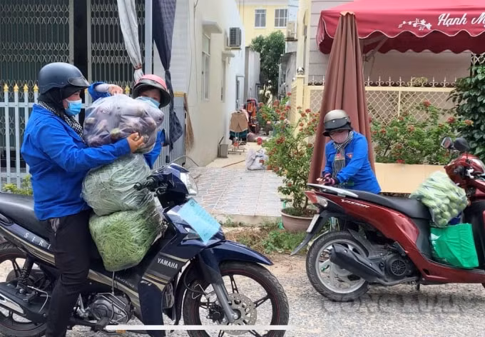Đầy ắp nông sản được các chiến sĩ áo xanh vận chuyển
