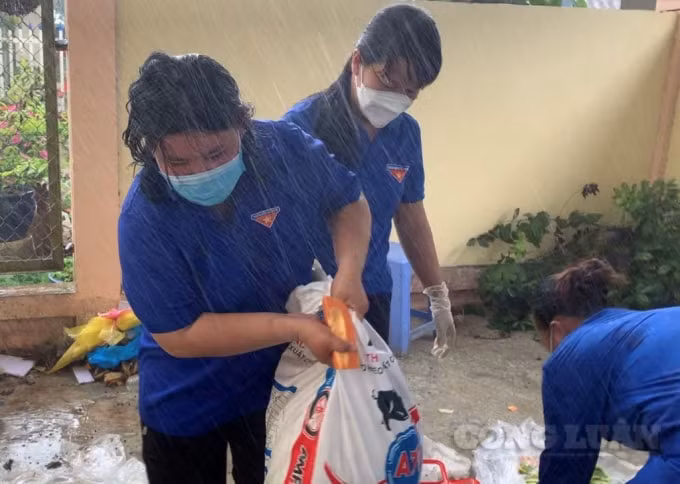 Thành viên đội Shipper áo xanh – chuyến xe 0 đồng xã Long Khánh B chẳng ngại nắng mưa