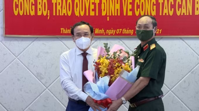 Bí thư Thành ủy Nguyễn Văn Nên tặng hoa chúc mừng Trung tướng Nguyễn Văn Nam.
