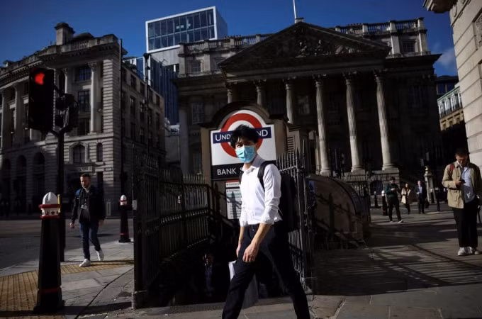 Một người đi ngang qua ga tàu điện ngầm ở London, Anh, ngày 29 tháng 7 năm 2021. Ảnh: REUTERS / Henry Nicholls