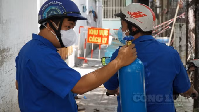 Bệnh nhân cần đổi bình oxy sẽ liên hệ đường dây nóng, các tình nguyện viên Quận Đoàn sẽ chở oxy bằng xe máy đến tận nhà