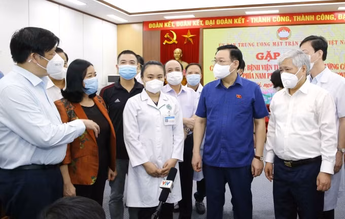 Chủ tịch Quốc hội Vương Đình Huệ trò chuyện với các y, bác sĩ.