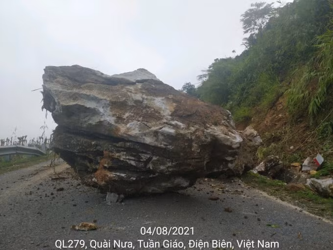 Một viên đá lớn chắn hết cả con đường.
