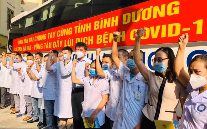 Chủ tịch UBND tỉnh Yên Bái Trần Huy Tuấn cùng đoàn công tác cùng thể hiện quyết tâm chiến thắng đại dịch COVID-19.