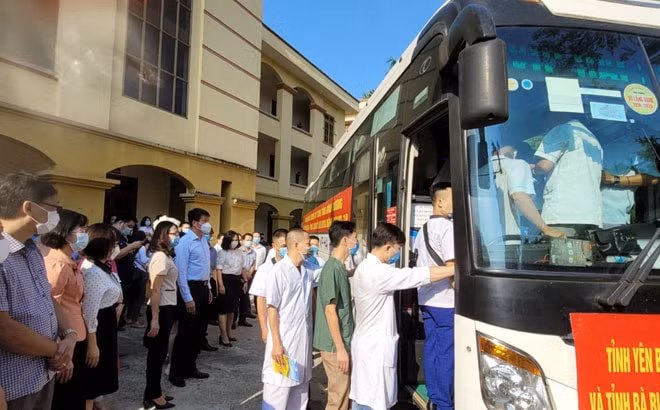 Các đồng chí lãnh đạo tỉnh và lãnh đạo Sở Y tế tỉnh chia tay đoàn công tác.