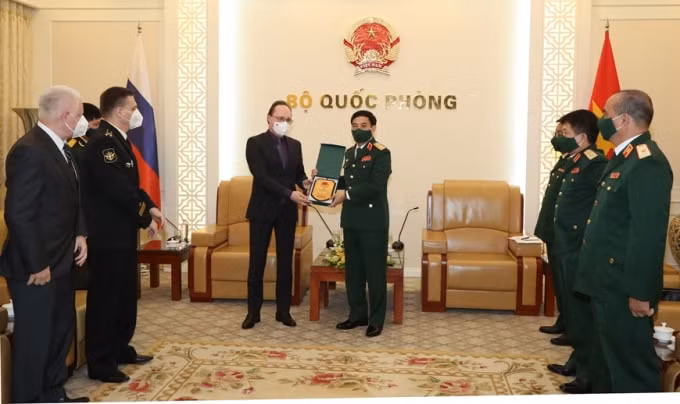 Đại tướng Phan Văn Giang trao quà lưu niệm tặng Đại sứ Bezdetko Gennady Stepanovich. (Ảnh: BQP)