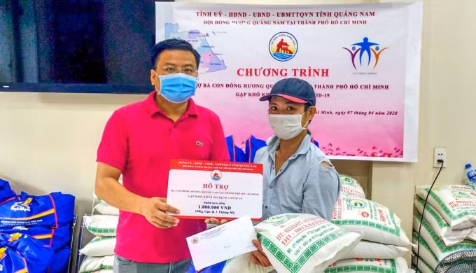 Ông Trần Ngọc Đính trao quà hỗ trợ người dân bị ảnh hưởng do dịch Covid-19 vào tháng 4/2020. Ảnh: N.Đ.