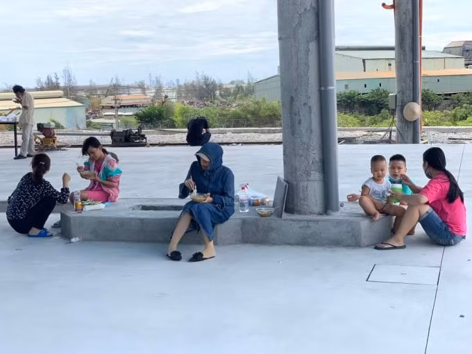 Mỗi ngày, Thừa Thiên Huế đón nhận hàng trăm người về từ các tỉnh, thành áp dụng Chỉ thị 16. (Ảnh: Hoàng Quân)