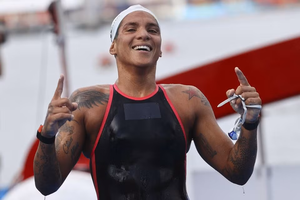 Nữ vận động viên Ana Marcela Cunha người Brazil giành chức vô địch bơi marathon cự ly 10 km. Ảnh: Reuters