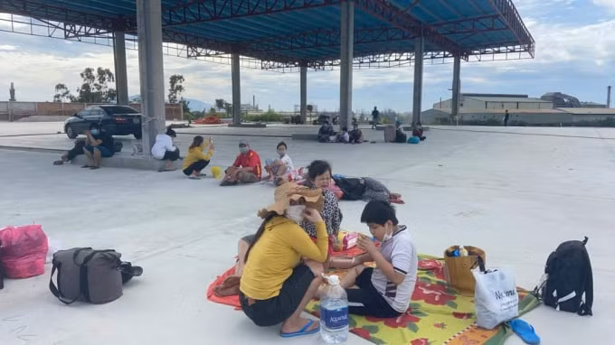 Xuất hiện tình trạng người dân các tỉnh, thành phía Nam về quê bằng xe dịch vụ vi phạm quy định. (Ảnh: Hoàng Quân)