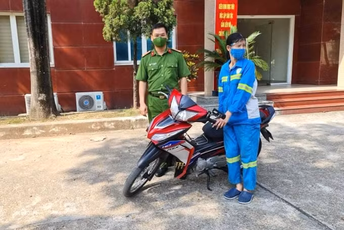 Nữ lao công bị cướp trong đêm được tặng xe máy mới. Ảnh: HN