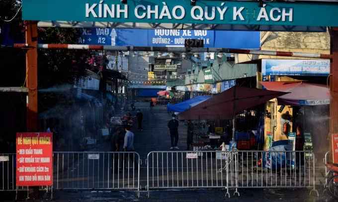 Ghi nhận tại khu vực chợ Long Biên vào ngày 3/8, các con đường vào chợ đều đã bị phong toả, cách ly y tế.