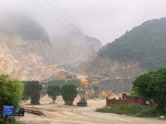 Mỏ đá của Công ty Thông Đạt được khai thác theo kiểm hầm ếch, nơi xảy ra tai nạn khiến nhiều người tử vong năm 2020 (ảnh TNMT)