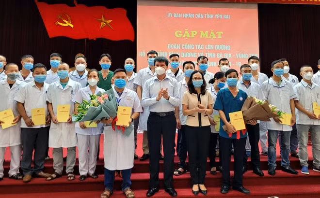 Chủ tịch UBND tỉnh Yên Bái Trần Huy Tuấn tặng quà, động viên đoàn công tác lên đường hỗ trợ Bình Dương và Bà Rịa - Vũng Tàu chống dịch.