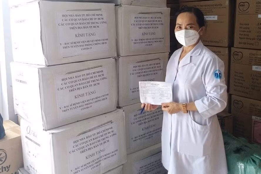 Phần quà ủng hộ y, bác sĩ đang tham gia công tác chống dịch của cơ quan báo chí TPHCM và Trung ương. Ảnh: Hội Nhà báo TPHCM
