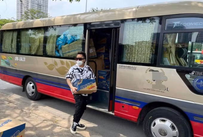 Tùng Dương tích cực đóng góp cho phong trào chống dịch ngay từ các đợt bùng phát ở Bắc Giang, Bắc Ninh.