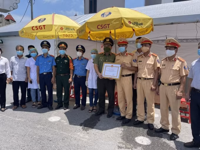 Trung tướng Nguyễn Hải Trung, Giám đốc CATP, trao Bằng khen của Chủ tịch UBND TP cho cán bộ chiến sỹ và nhân viên Chốt Kiểm soát số 3 (Quốc lộ 21B, ngã ba Chợ Dầu, huyện Ứng Hòa) Ảnh: H.T