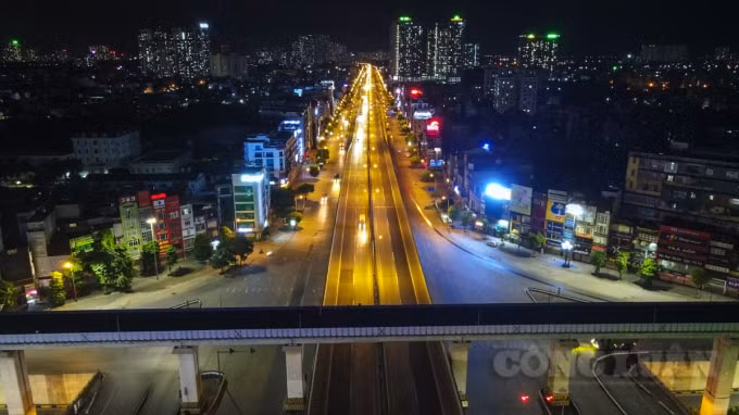 Nhiều tuyến đường, trước đó là nỗi ám ảnh của việc tắc đường, cùng dòng người đông đúc di chuyển qua, thì nay đã thay đổi hoàn toàn. Lượng xe lưu thông qua đây là rất ít, cảnh tượng đông đúc người qua lại đã biến mất khi người dân chấp hành tốt quy định Chỉ thị 16.