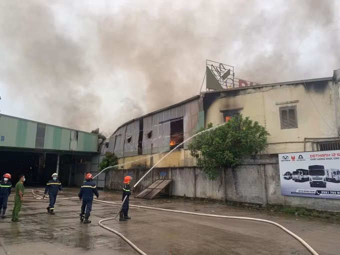 Vụ cháy không gây thiệt hại về người. Nhiều thiết bị và gỗ bên trong nhà xưởng cháy rụi, phần mái tôn biến dạng, đổ sập.