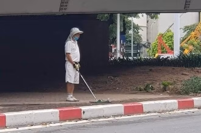 Ông T. tập golf tại chân cầu vượt Nguyễn Chí Thanh (ảnh CTV).