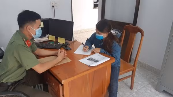Lực lượng chức năng làm việc với bà N.T.L.