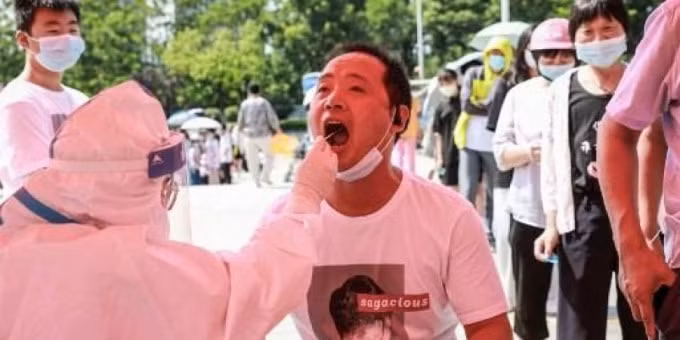 Một người dân Trung Quốc được xét nghiệm COVID-19. Ảnh: AFP