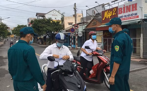 Lực lượng chức năng Bến Tre kiểm tra giấy tờ người dân. Ảnh: TL