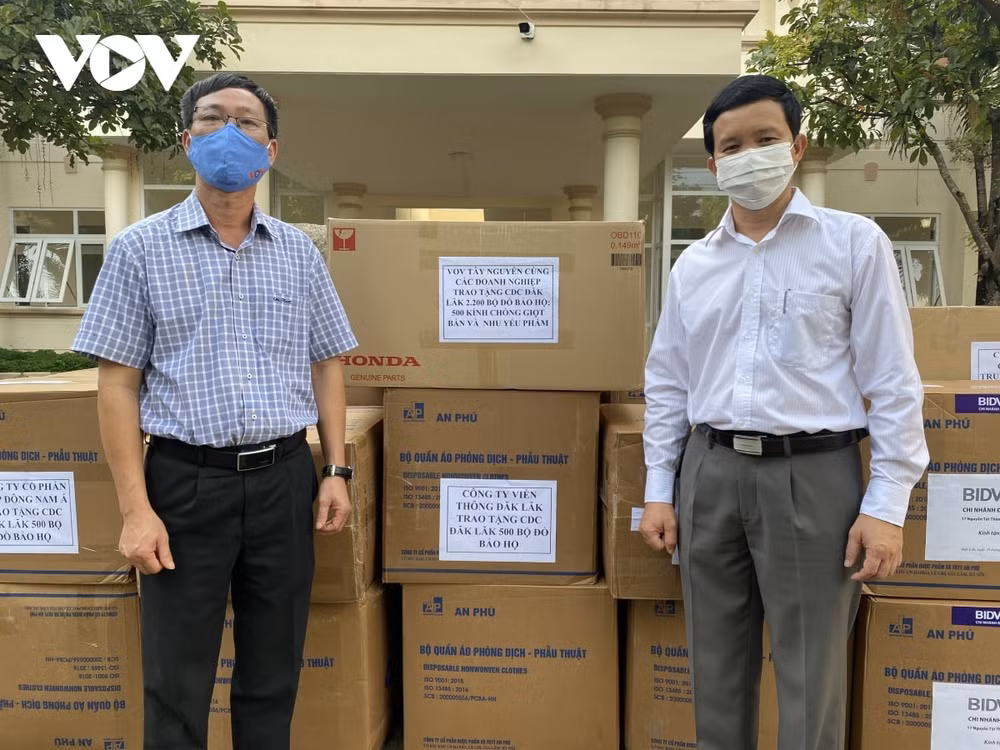 Đại diện VOV Tây Nguyên trao tặng thiết bị y tế cho CDC Đắk Lắk.