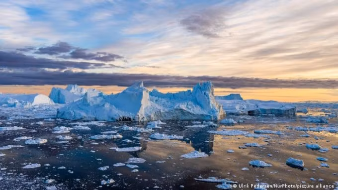 Băng tan ở Greenland. Ảnh: DPA