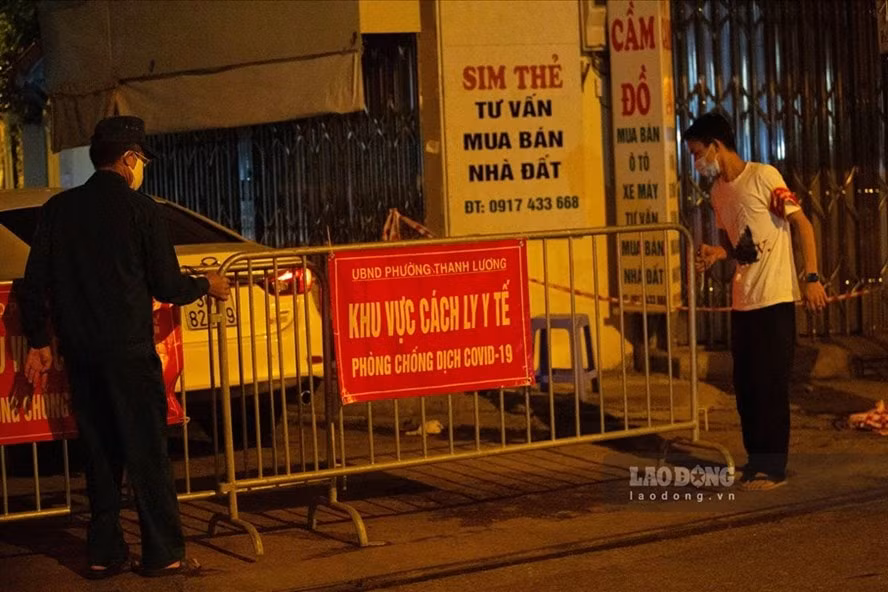 Hà Nội tạm thời phong tỏa ngõ 651 Minh Khai do phát hiện 20 ca nghi nhiễm. Ảnh: laodong.vn