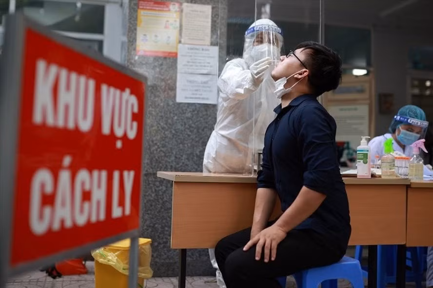 Nhân viên y tế Hà Nội lấy mẫu xét nghiệm sàng lọc cho người dân. Ảnh: laodong.vn