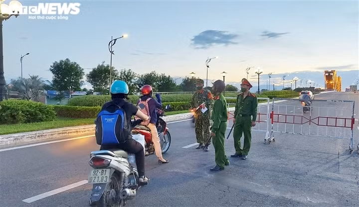 Chốt kiểm soát dịch bệnh Covid-19 tại Quận Sơn Trà . Ảnh: VTC
