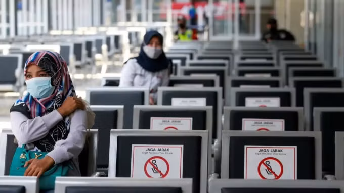 Một phụ nữ vừa tiêm vắc-xin COVID tại một nhà ga xe lửa ở Jakarta. © Reuters