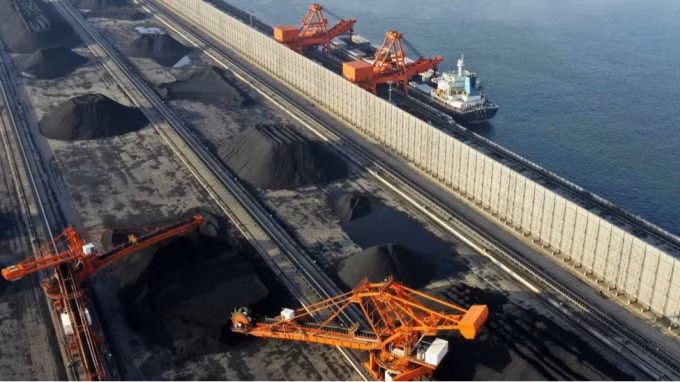 Một bến than tại cảng Hà Bắc: Các công ty khai thác than phải đối mặt với những biến động của thị trường. Ảnh: Tân Hoa Xã / Kyodo.