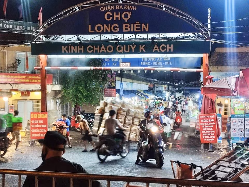 Phong toả, cách ly y tế chợ Long Biên để thực hiện phòng, chống dịch Covid-19. Ảnh: kinhtedothi.vn