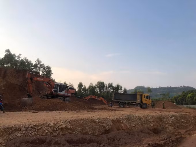 Công an bắt giữ nhiều phương tiện khai thác đất trái phép