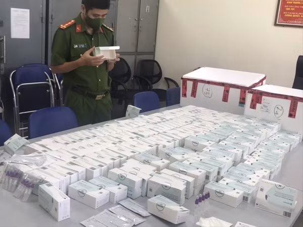 Gần 1.000 bộ test nhanh virus SARS-COV-2 do nước ngoài sản xuất không có hóa đơn chứng từ bị Công an quận Bắc Từ Liêm thu giữ