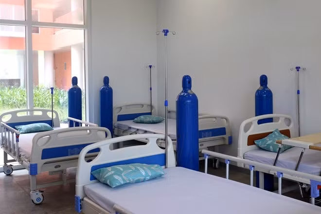 Các giường bệnh được bố trí bình oxy để điều trị cho bệnh nhân. Ảnh: vietnamnet.vn