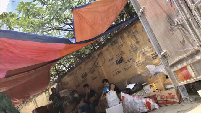 Nam thanh niên khẳng định với PV có thể chuyển hàng không thiết yếu nhưng chi phí sẽ cao (Ảnh cắt từ Clip)