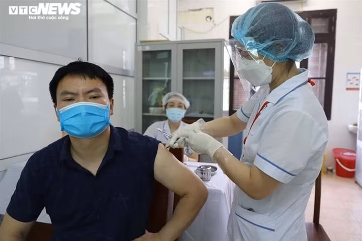 Hình ảnh nhân viên y tế tiêm vắc-xin Covid-19 cho người dân. Ảnh: vtc.vn