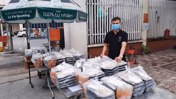 Vào mỗi buổi chiều, những người phụ trách chuyển cơm tới Bệnh viện của nhóm thiện nguyện đều đặt cơm trước cổng bệnh viện để đảm bảo công tác phòng chống dịch Covid-19.