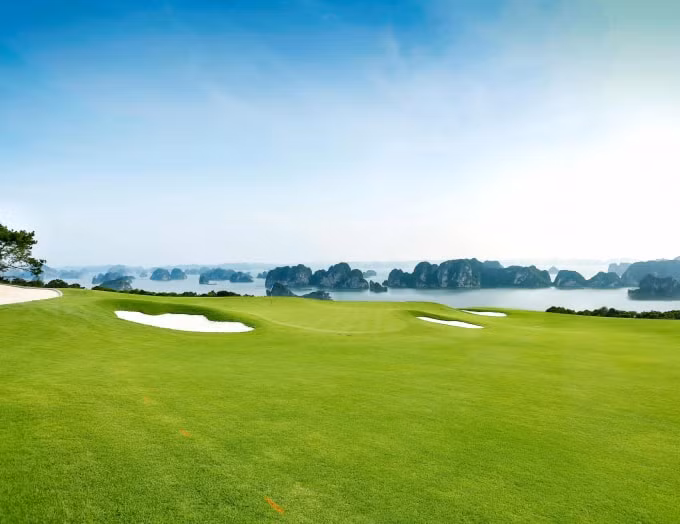 Sân golf 18 hố FLC Golf Club Halong tiêu chuẩn quốc tế tầm nhìn toàn cảnh vịnh