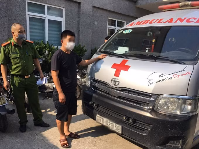 Lái xe Phạm T.G và phương tiện tại cơ quan Công an.