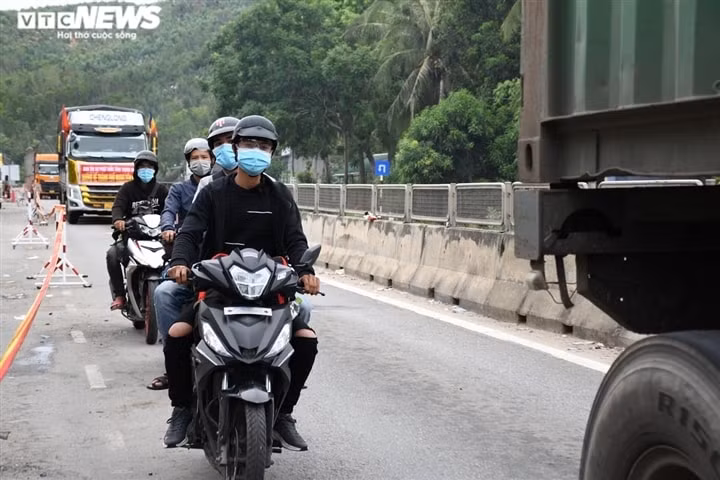 Hình ảnh người dân chạy xe máy từ vùng dịch phía Nam về Quảng Ngãi. Ảnh: VTC