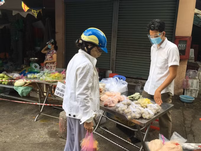 Tại TP.HCM, nhiều chợ được mở bán lại đã áp dụng một số mô hình bán hàng kiểu mới như bán theo 