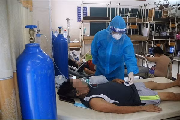 Các bác sĩ Bệnh viện dã chiến huyện Bình Chánh chăm sóc cho F0. Ảnh: TTO