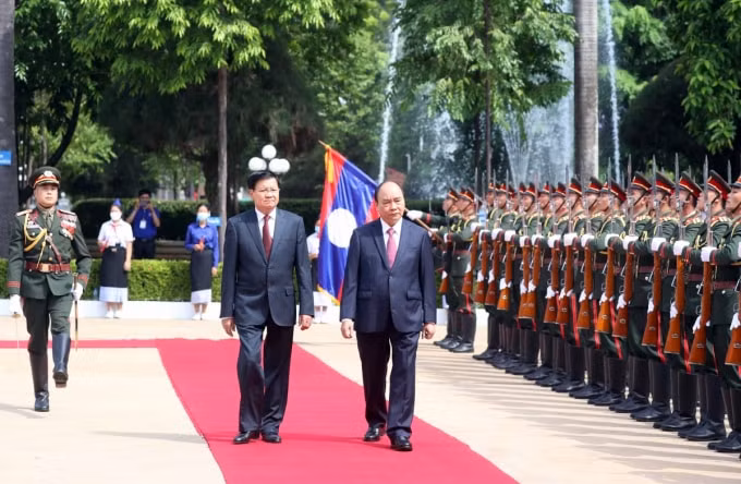 Tổng Bí thư, Chủ tịch nước Lào Thongloun Sisoulith và Chủ tịch nước Nguyễn Xuân Phúc duyệt đội danh dự. (Ảnh: VOV)
