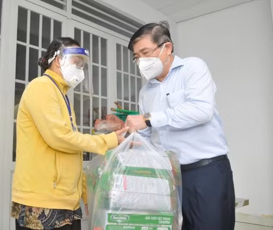 Chủ tịch UBND TP. HCM Nguyễn Thành Phong tặng quà hộ nghèo tại huyện Nhà Bè. Ảnh: CAO THĂNG