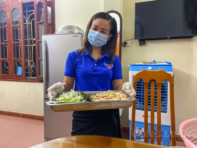Mỗi ngày Hà Phương bắt đầu thực hiện chuẩn bị nấu cháo từ lúc 20h đêm.